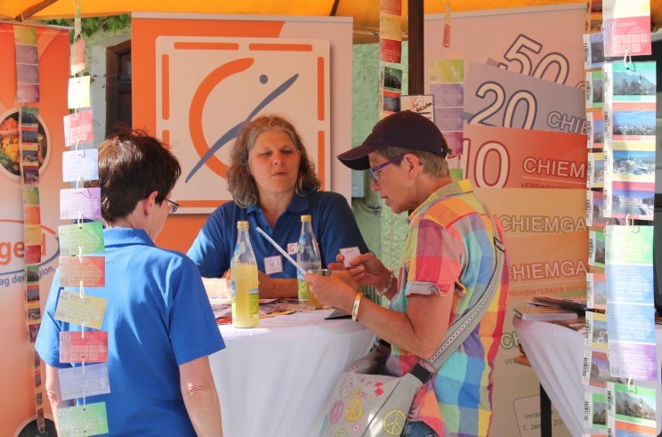 Impressionen vom Chiemgauer-Stand auf dem Wasserburger Nationenfest