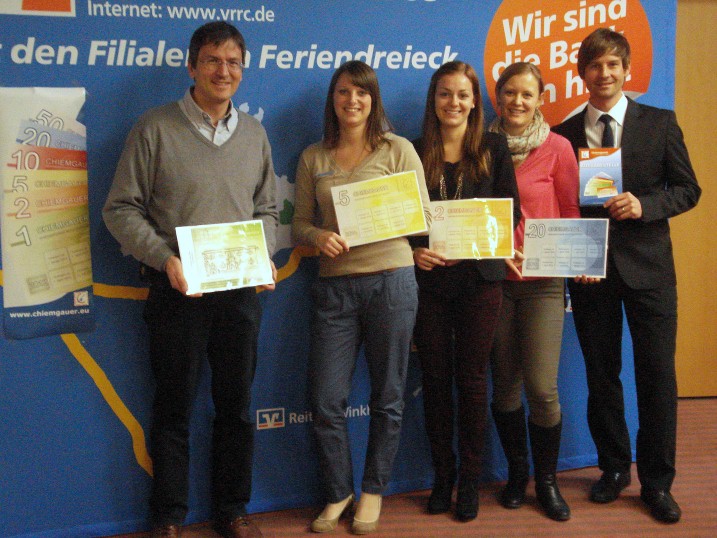Hier gibt's Chiemgauer: Die neue Ausgabestelle der Volksbank Raiffeisenbank in der Hauptstraße in Ruhpolding vlnr: Chiemgauer-Vorstand Christophe Levannier, Kundenberaterinnen Corinna Hipf, Sabrina Dorsch, Christina Zeller, Geschäftsführer Martin Dießbacher.