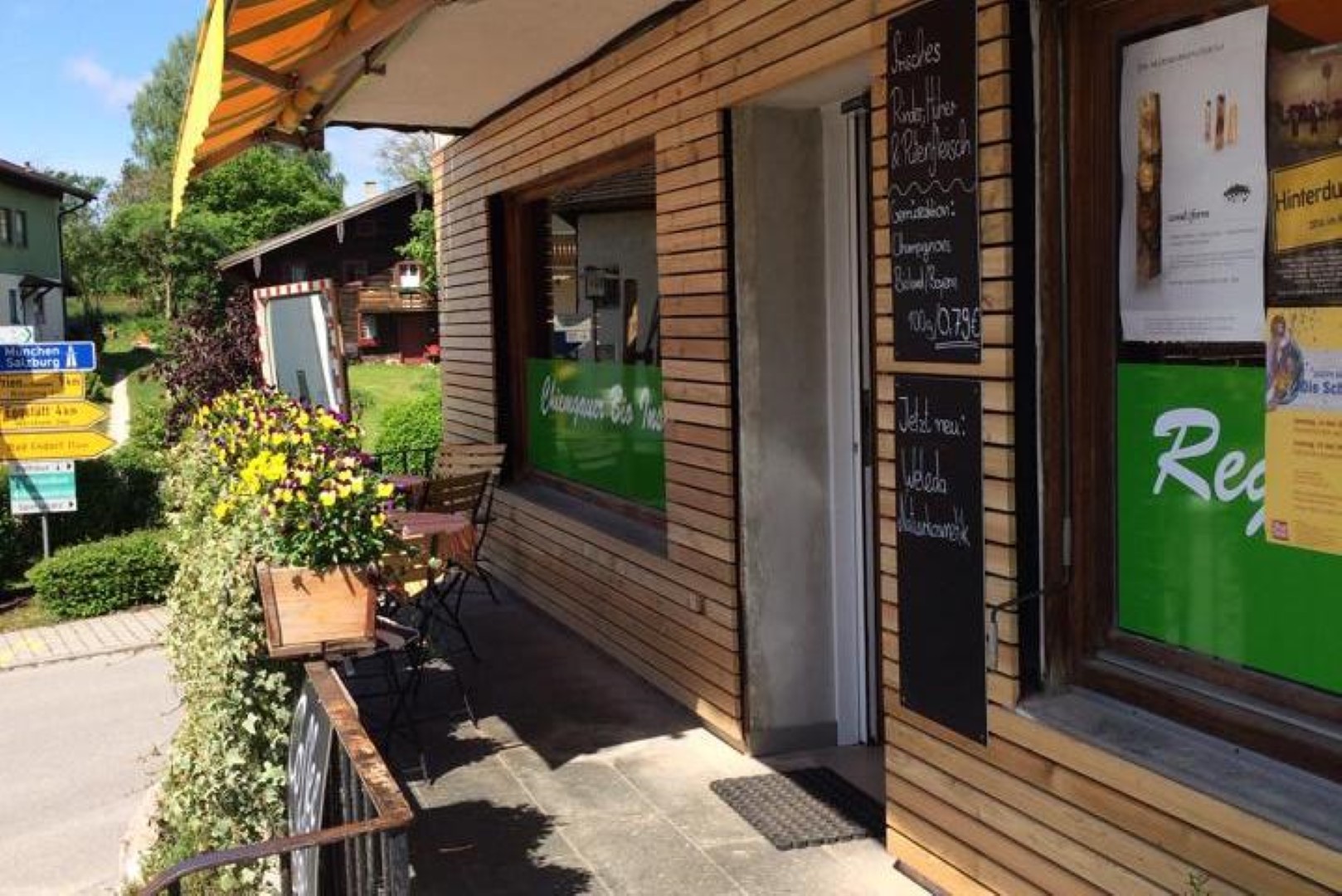 Die Chiemgauer Bioinsel mit gemütlichem Café-Bereich.