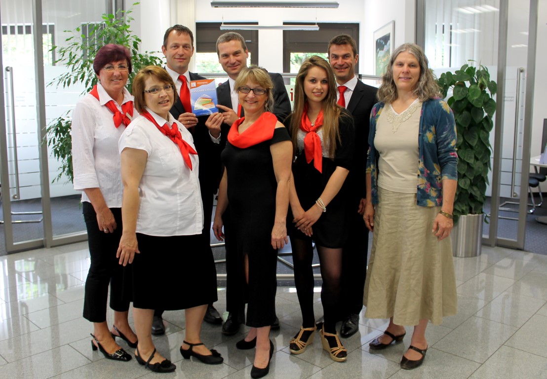 Hier gibt's Chiemgauer: Die neue Ausgabestelle der Sparkasse Rosenheim-Bad Aibling in der Haidholzenstraße in Haidholzen vlnr/hintere Reihe: Renate Seibl (Service), Jochen Zauner (Geschäftsstellenleiter), Roman Weidel (Kundenberater), Thomas Dobner (Gebietsdirektor Rosenheim), vlnr/vordere Reihe: Ulrike Ruhdorfer (Service), Andrea Behr (Kundenberater), Sigrid Wierer (Azubi), Katharina Gruber-Trenker, Regionalgruppenleitung Chiemgauer e.V.