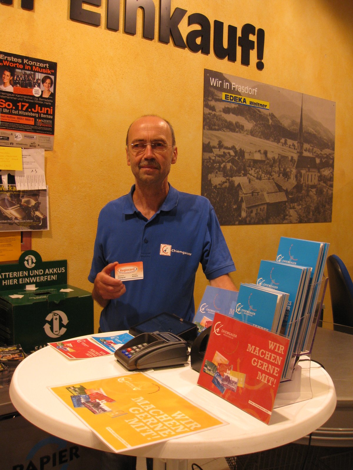 Peter Fochler bei der PIN-Vergabe im Edeka Waltner Frasdorf