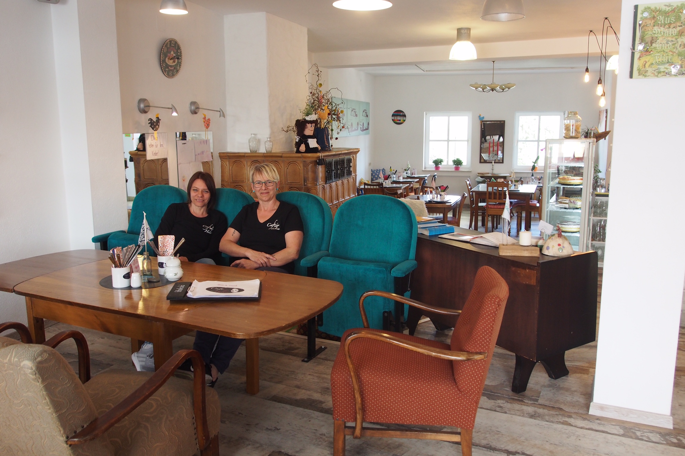 Claudia und Evi mitten in ihrem schönen Café