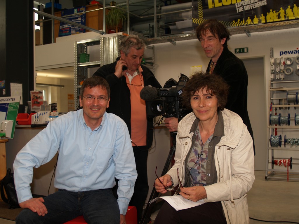 Marie-Monique Robin und ihr Team bei Dreharbeiten mit dem Chiemgauer-Vorstand Christophe Levannier. Foto: Hans Eder