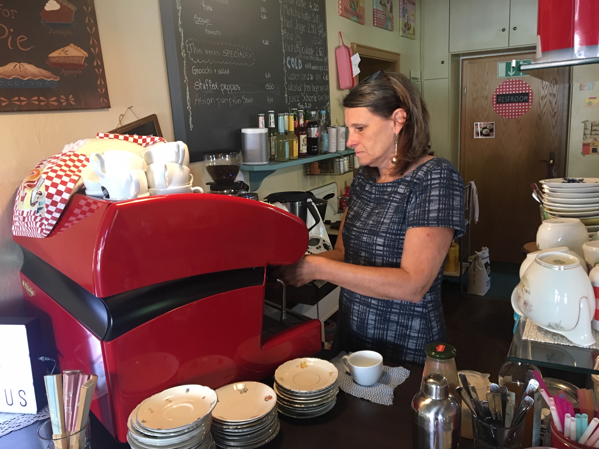 Die rote Kaffeemaschine